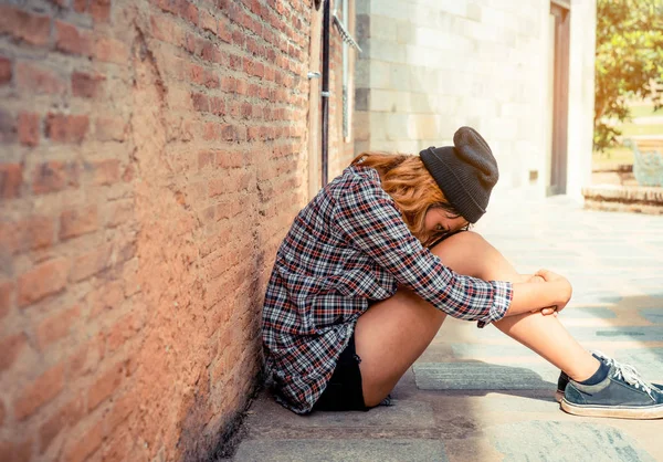 Deprimida adolescente sintiéndose triste y sola . — Foto de Stock