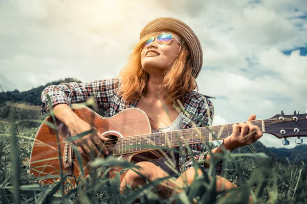 Happy woman plays guitar with nature background. — Stock Photo, Image