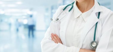 Hastane ofisinde çalışan kadın doktor..