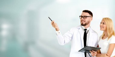 Hasta boş kopya alanı işaret eden doktor.