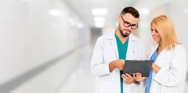 Doktorlar iş arkadaşlarıyla hastanede çalışıyorlar..