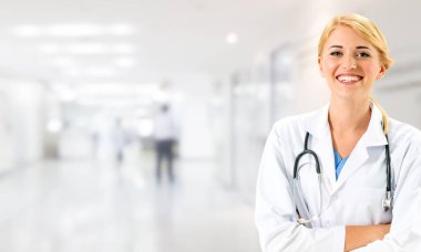Hastane ofisinde çalışan kadın doktor..