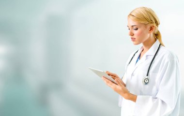 Hastanede tablet bilgisayar kullanan bir doktor..