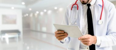 Hastanede tablet bilgisayar kullanan bir doktor..