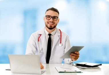 Hastanede tablet bilgisayar kullanan bir doktor..