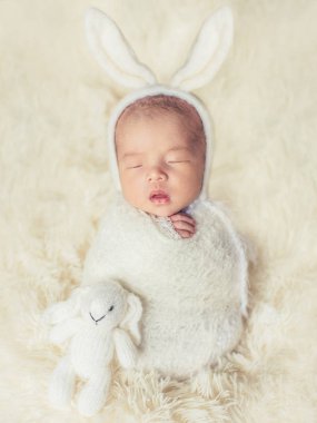 Sevimli yenidoğan bebek Sleeping içinde rahat oda.