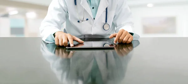 Médico com computador tablet no escritório do hospital . — Fotografia de Stock