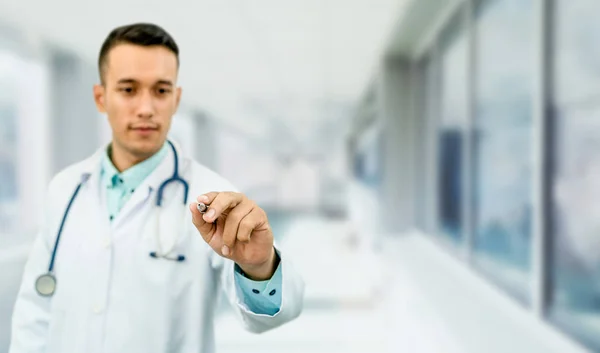 Médico apontando caneta no espaço vazio para o seu texto. — Fotografia de Stock