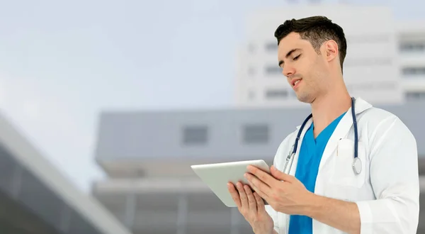 Médico usando tableta en el hospital. — Foto de Stock