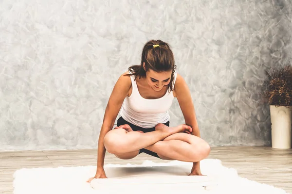 Mujer joven yoga en alfombra en casa sala de estar . —  Fotos de Stock