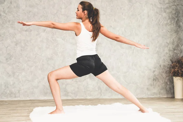 Mujer joven yoga en alfombra en casa sala de estar . —  Fotos de Stock