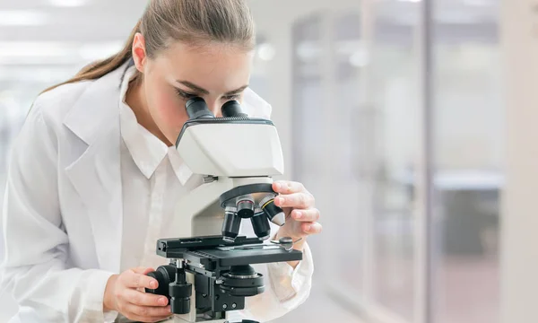 Scientist researcher uses microscope in laboratory — Stock Photo, Image
