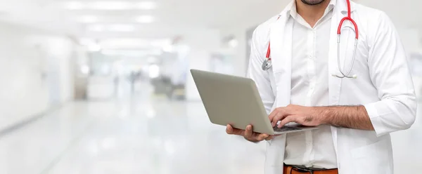 Doctor usando computadora portátil en el hospital. — Foto de Stock