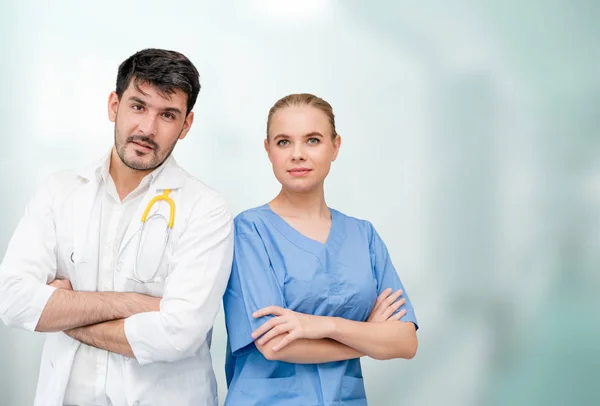 Médicos en el hospital trabajando con otro médico . —  Fotos de Stock