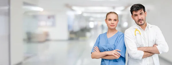 Médecins à l'hôpital travaillant avec un autre médecin . — Photo