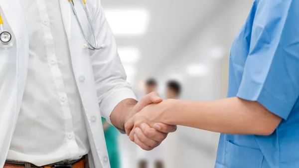 Médico no aperto de mão do hospital com outro médico . — Fotografia de Stock