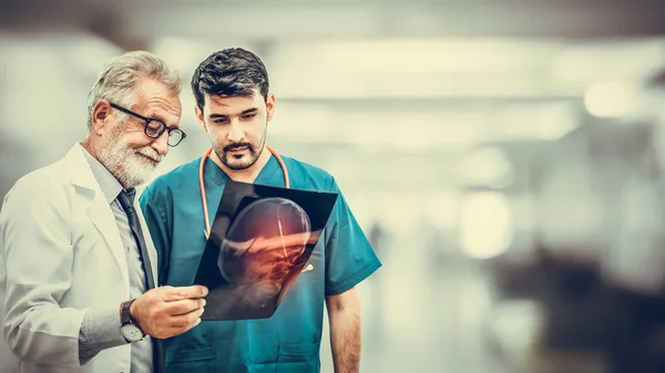 Médicos en el hospital trabajando con otro médico . — Foto de Stock