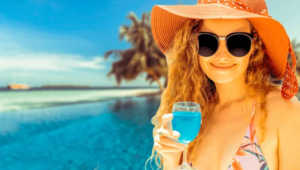 Joyeux jeune femme à la plage en vacances d'été . — Photo