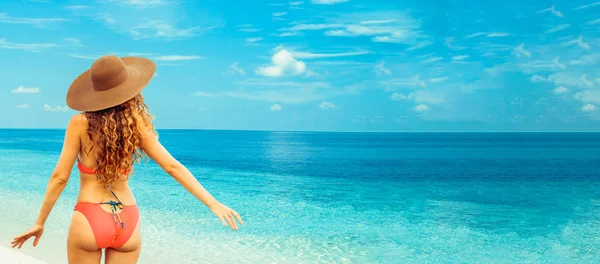 Yaz tatilinde sahilde mutlu genç kadın.