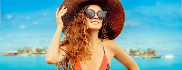 Ευτυχισμένη νεαρή γυναίκα στην παραλία στις καλοκαιρινές διακοπές. — Φωτογραφία Αρχείου