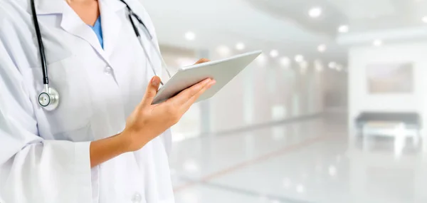 Doctor using tablet computer at the hospital. — Stock Photo, Image