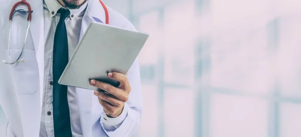 Medico che utilizza tablet in ospedale. — Foto Stock