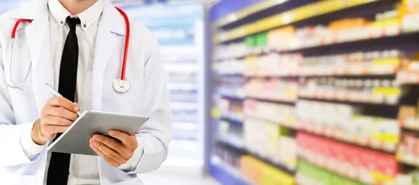 Farmacista che utilizza tablet in farmacia . — Foto Stock