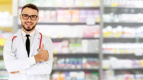 Mannelijke apotheker werkzaam bij de apotheek. — Stockfoto