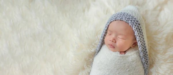 Sevimli yenidoğan bebek Sleeping içinde rahat oda. — Stok fotoğraf