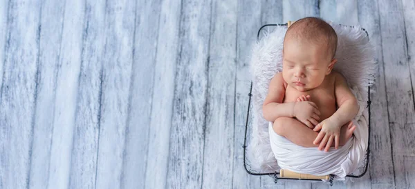 Adorable bebé recién nacido durmiendo en una habitación acogedora . — Foto de Stock