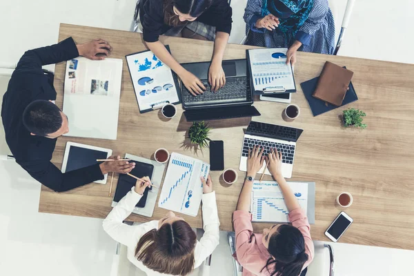 Gente de negocios en reunión de grupo en la oficina. — Foto de Stock