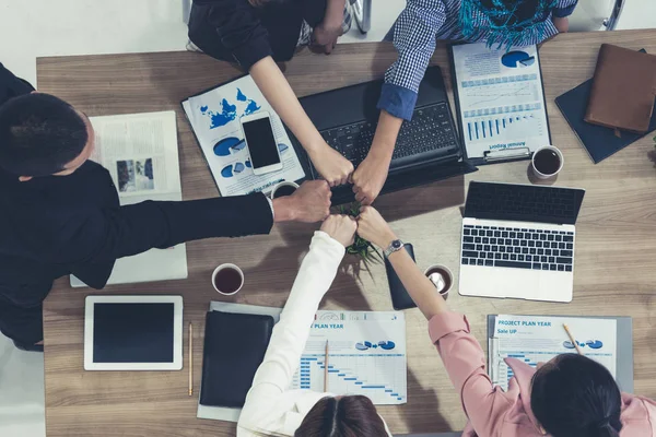 Trabalho em equipe pessoas de negócios se reúnem. — Fotografia de Stock