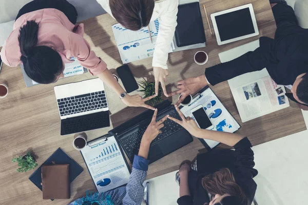 Trabalho em equipe pessoas de negócios se reúnem. — Fotografia de Stock