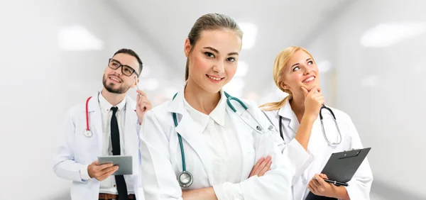 Arzt arbeitet im Krankenhaus mit anderen Ärzten zusammen. — Stockfoto