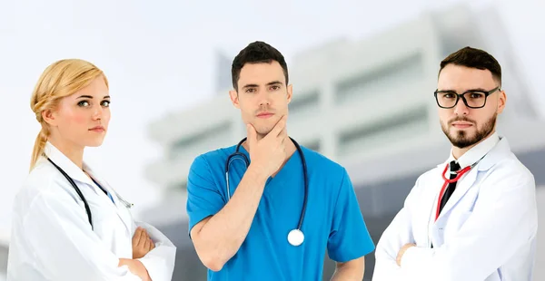 Dokter werkzaam in het ziekenhuis met andere artsen. — Stockfoto