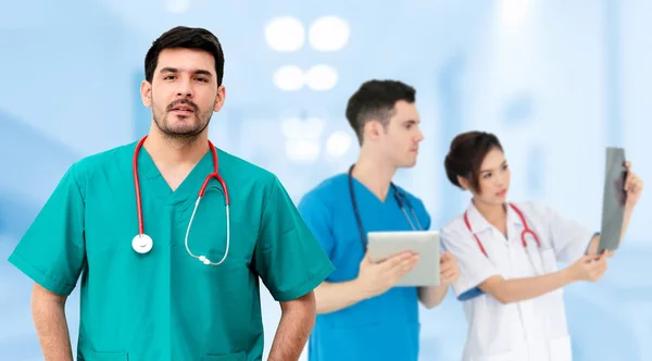 Arzt arbeitet im Krankenhaus mit anderen Ärzten zusammen. — Stockfoto