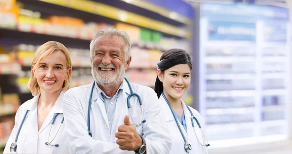 Arzt arbeitet im Krankenhaus mit anderen Ärzten zusammen. — Stockfoto