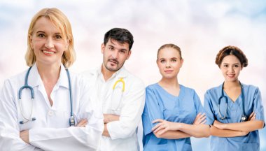 Doktor diğer doktorlar ile hastanede çalışıyor.