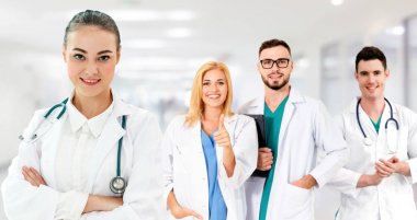 Doktor diğer doktorlar ile hastanede çalışıyor.