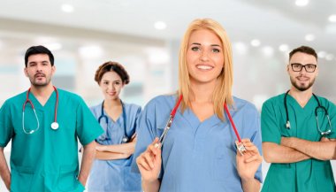 Doktor diğer doktorlar ile hastanede çalışıyor.