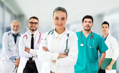 Doktor diğer doktorlar ile hastanede çalışıyor.