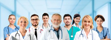 Doktor diğer doktorlar ile hastanede çalışıyor.