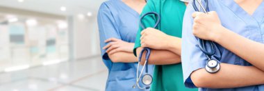 Doktor diğer doktorlar ile hastanede çalışıyor.