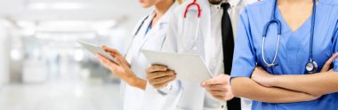 Doktor diğer doktorlar ile hastanede çalışıyor.