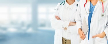 Doktor diğer doktorlar ile hastanede çalışıyor.