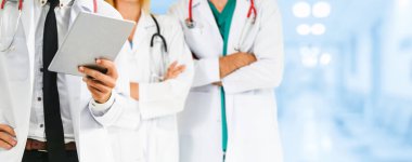 Doktor diğer doktorlar ile hastanede çalışıyor.