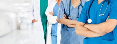 Doktor diğer doktorlar ile hastanede çalışıyor.