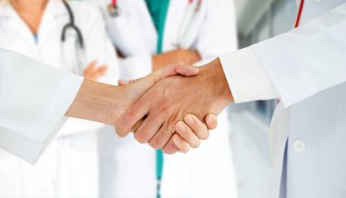 Doktor diğer doktorlar ile hastanede çalışıyor.