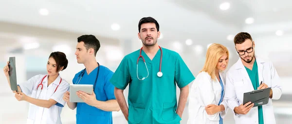 Doctor working in hospital with other doctors. — Stock Photo, Image