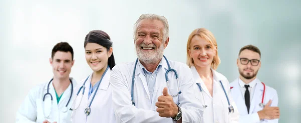 Médico que trabaja en el hospital con otros médicos . —  Fotos de Stock